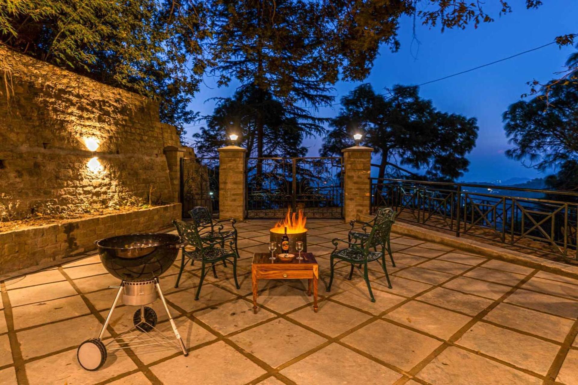 Stayvista At Paris Villa With Pvt Pool & Valley View Kasauli Bagian luar foto