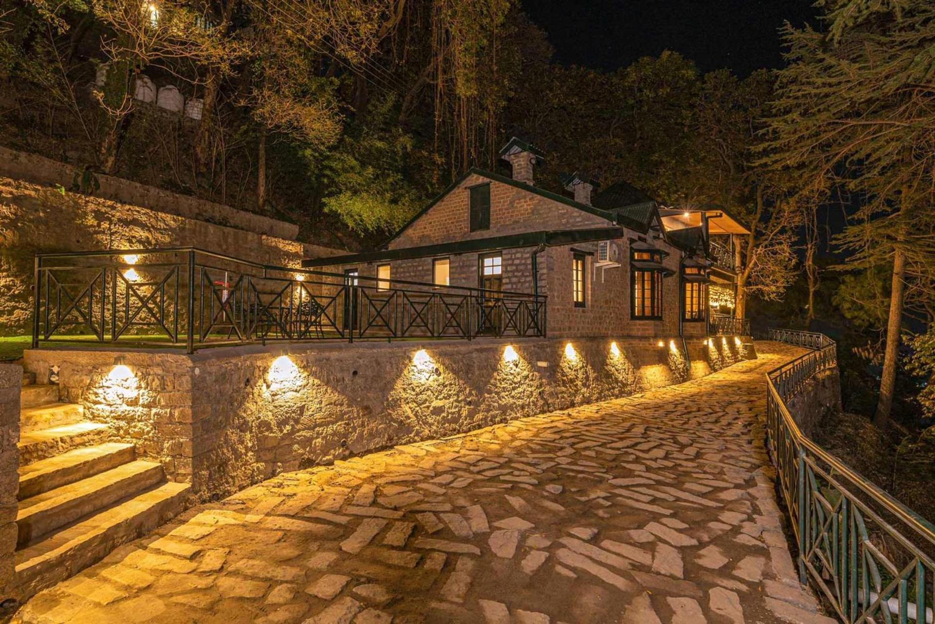Stayvista At Paris Villa With Pvt Pool & Valley View Kasauli Bagian luar foto